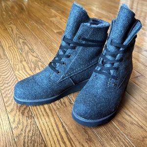 Never worn Bearpaw Grey Women’s Boots Size 9